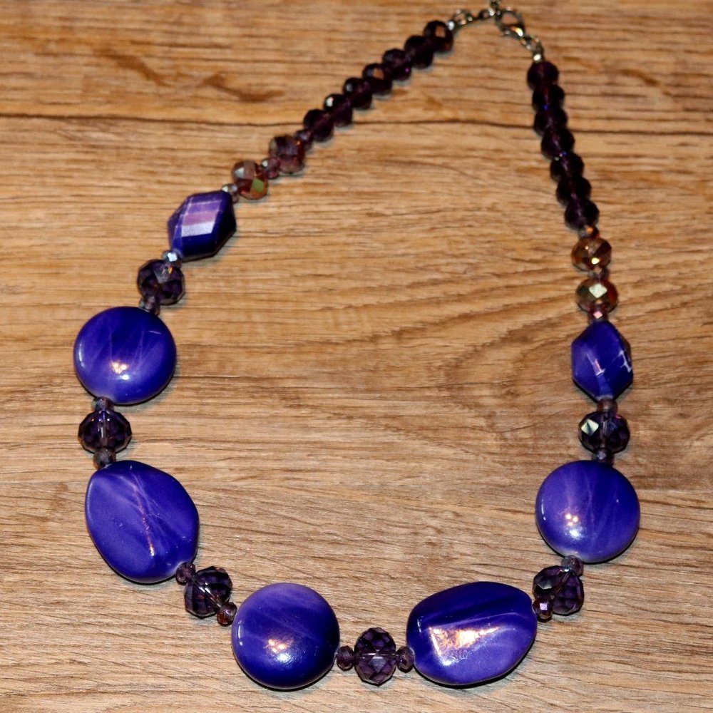 PURPLE NECKLACE W LARGE MARBLED & GLASS STYLE BEADS